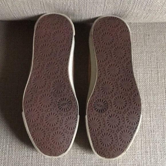 Womens like new UGG slip-on tan suede sneakers / lounge shoes. Size 6 - Picture 3 of 9